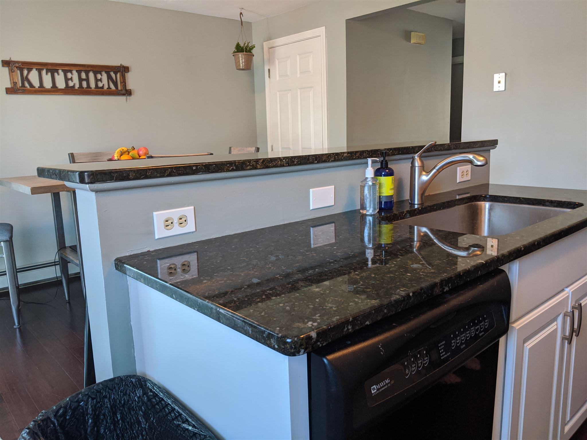 358 Circle Road Manchester, NH 03103 - Photo 6 of 28