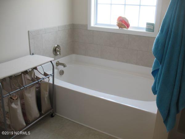 324 Tralee Road Wilmington, NC 28412 - Photo 8 of 17 masterbath2