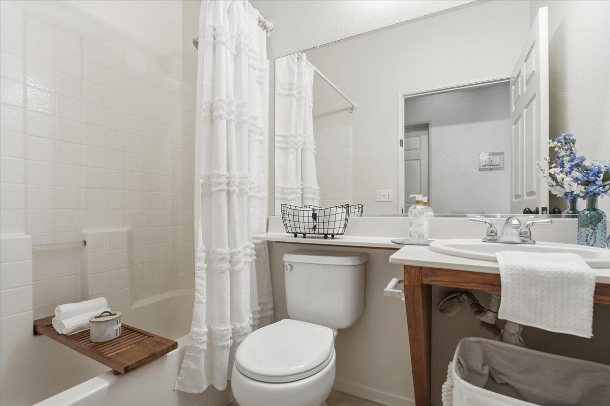6820 Ranch House Way Citrus Heights, CA 95621 - Photo 18 of 34 Hallway bathroom