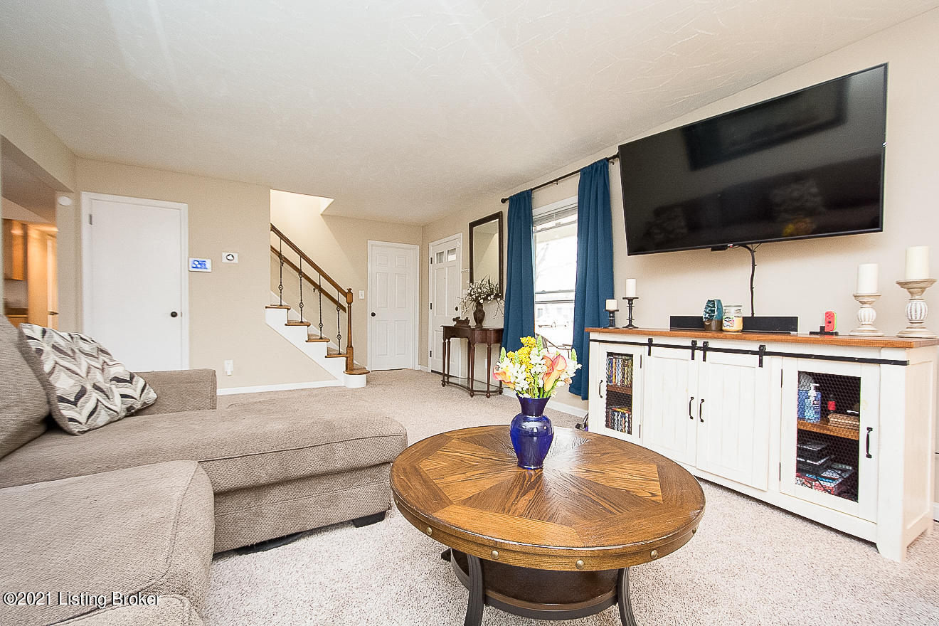 6410 Fernview Road Louisville, KY 40291 - Photo 8 of 43 Living Room