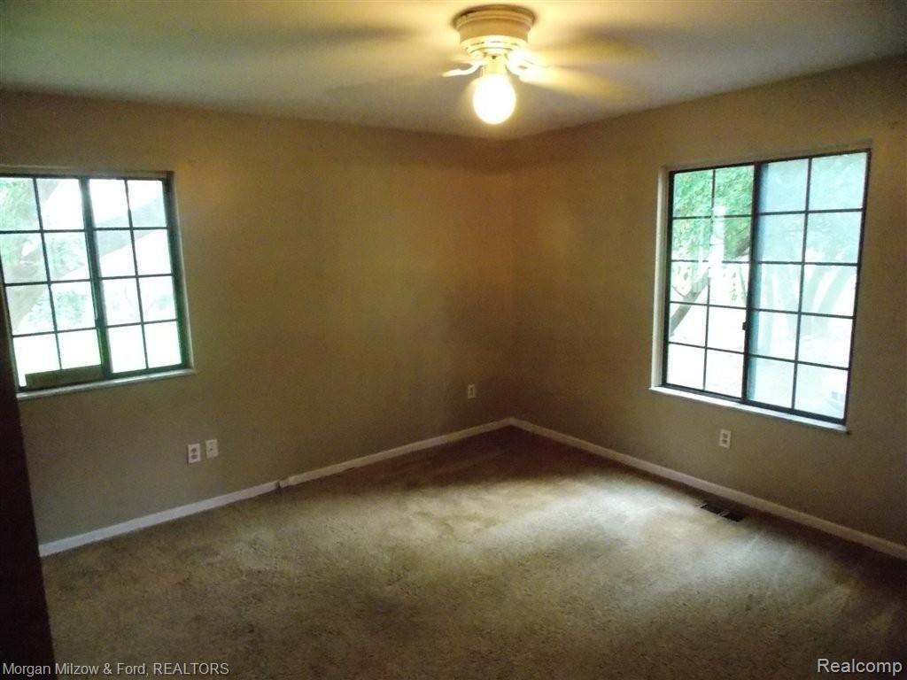 5 Crescent Road Waterford, MI 48327 - Photo 8 of 13 Master.jpg