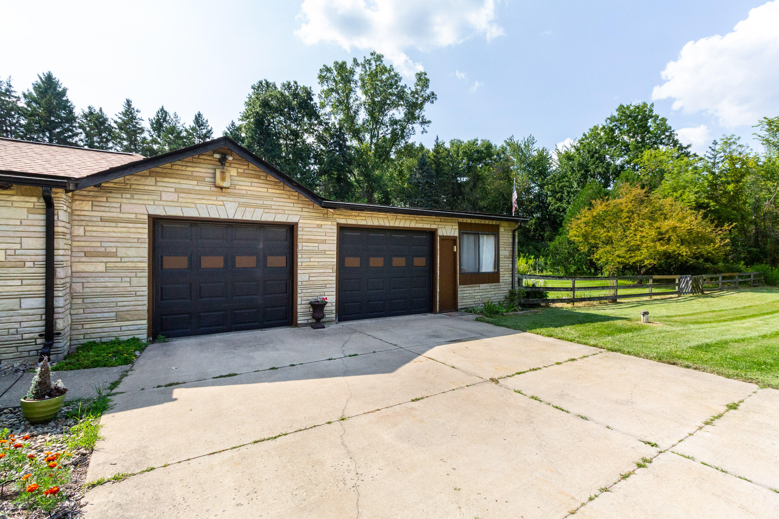 3860 South Latson Road Howell, MI 48843 - Photo 5 of 34 Garage
