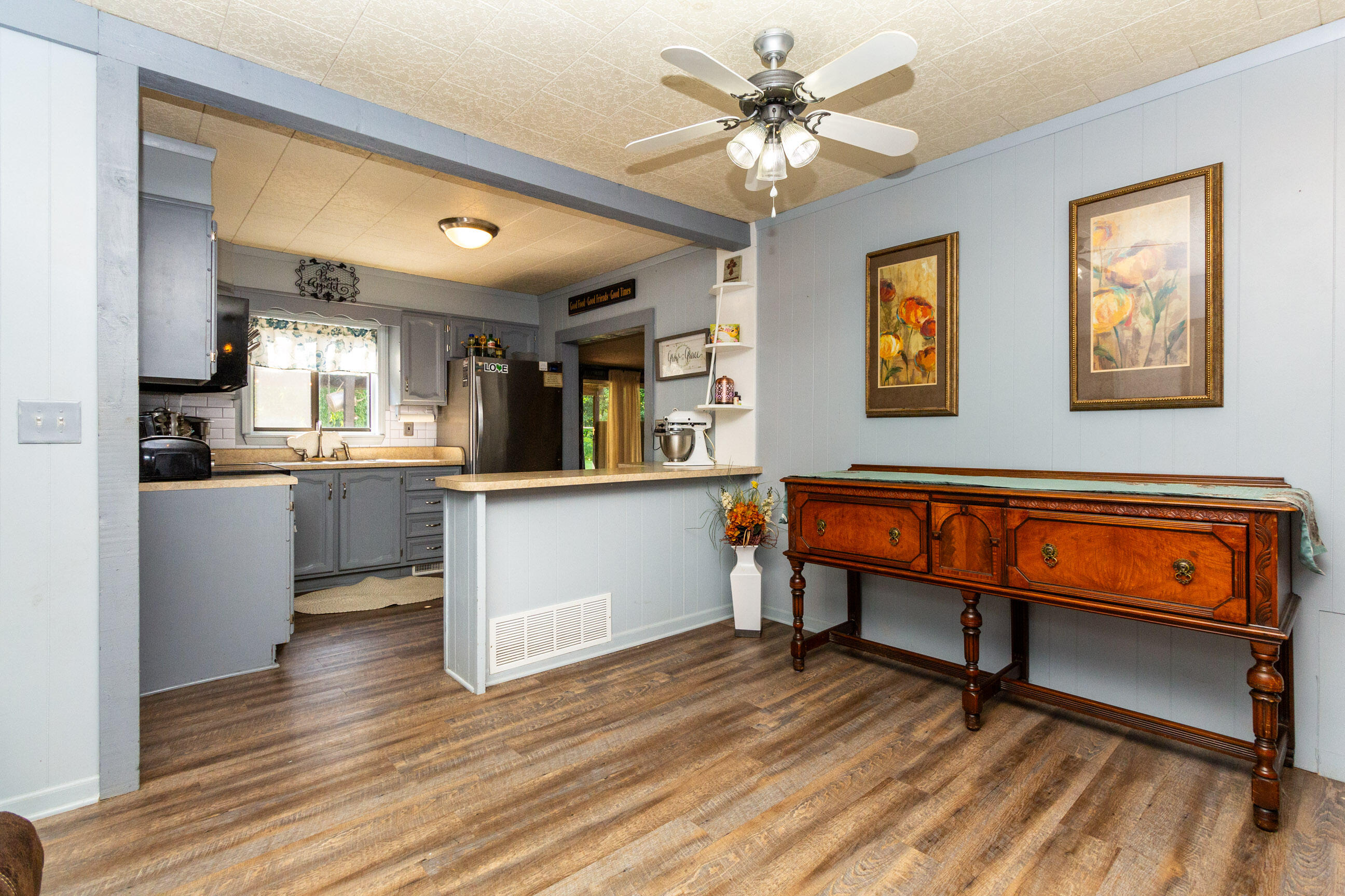 3860 South Latson Road Howell, MI 48843 - Photo 10 of 34 Living Room