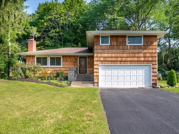 $3,400 | 7 Courtenay Circle, Pittsford, NY 14534