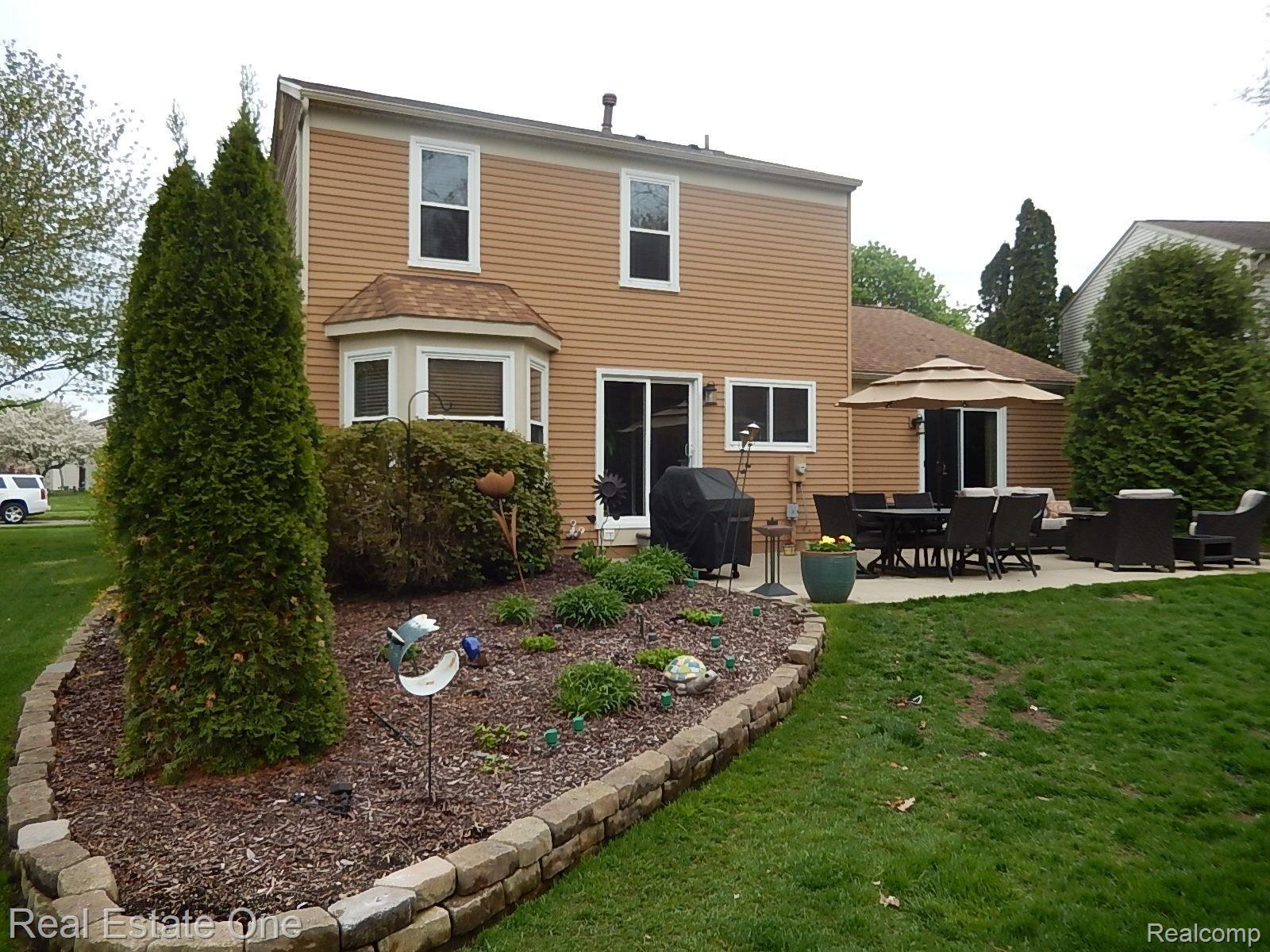 950 Cobblers Road Waterford, MI 48327 - Photo 26 of 29 Rear View 1.JPG