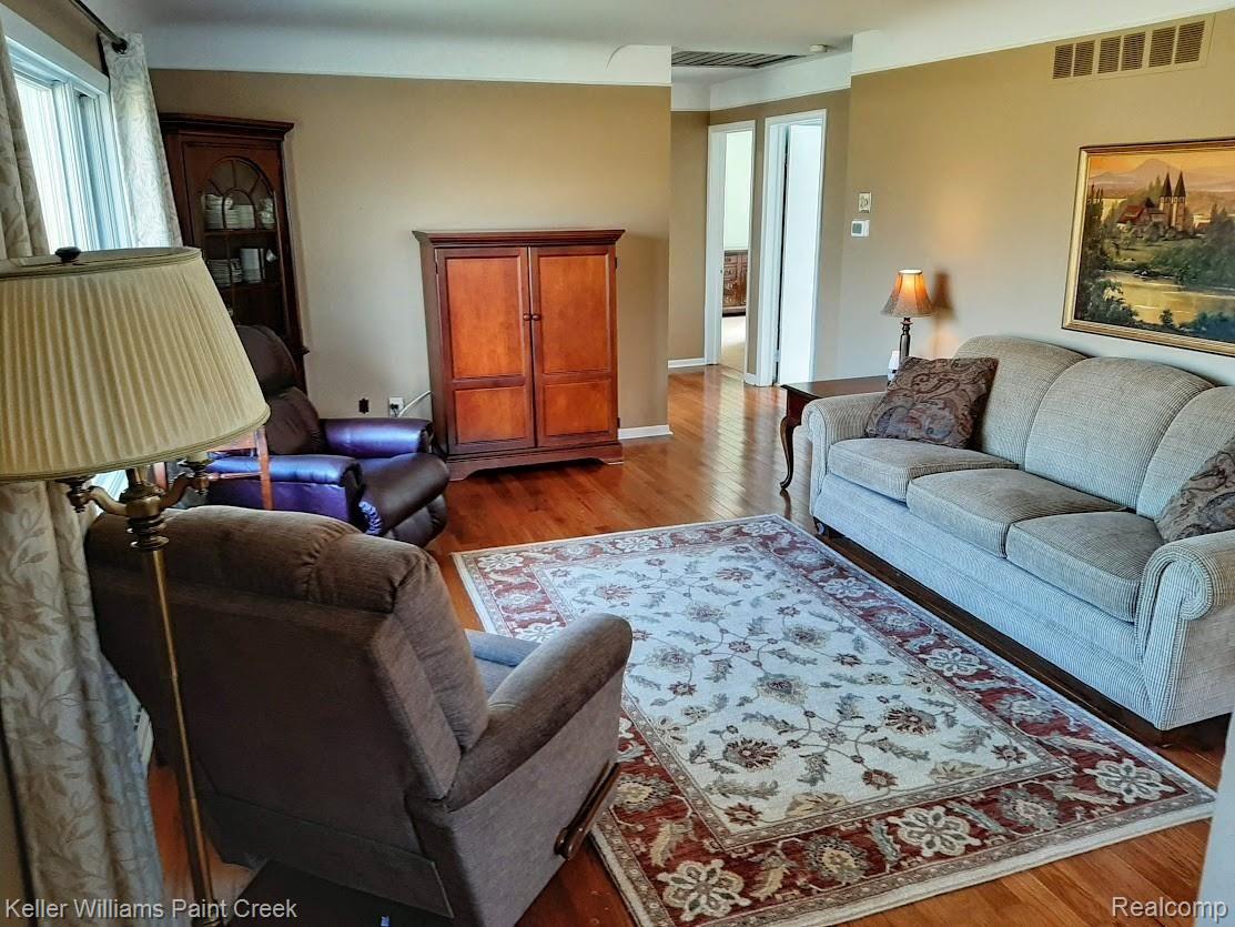 300 East Buell Road Rochester, MI 48306 - Photo 4 of 20 Living2.jpg