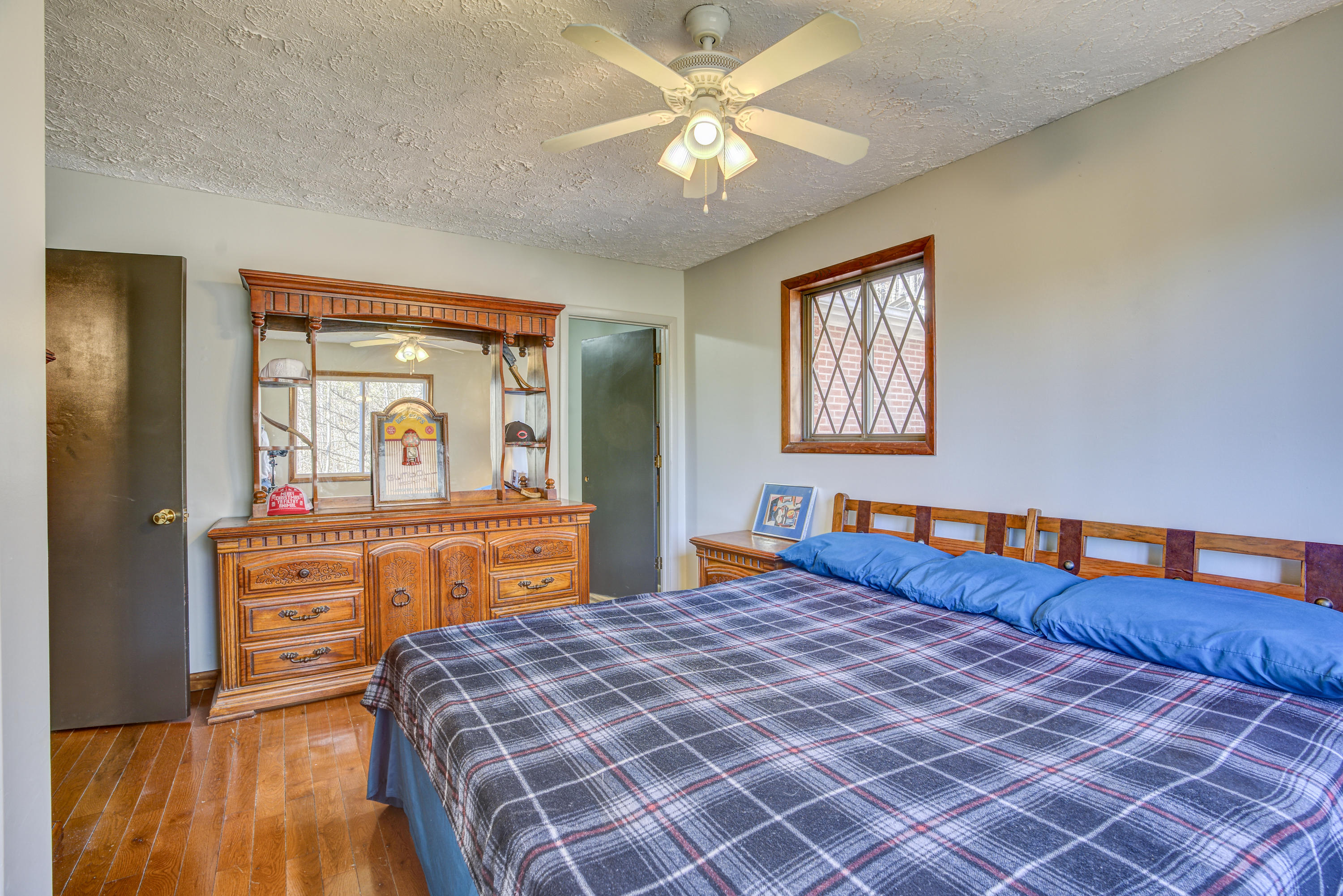 274 Escape Mountain Road Hampton, TN 37658 - Photo 27 of 50 Master bedroom