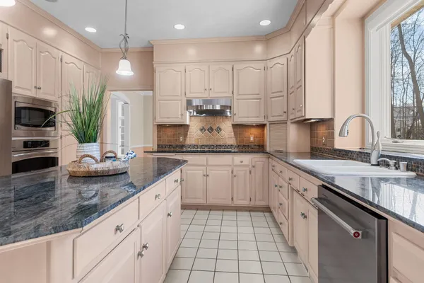 $650,000 | 63 Brentwood Lane, Appleton, WI 54915