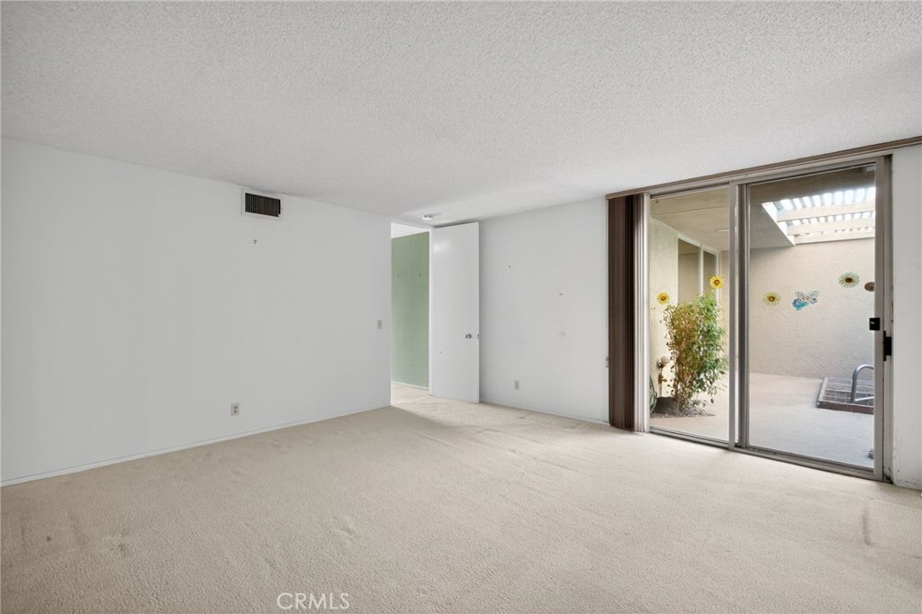 76695 Roadrunner Drive Indian Wells, CA 92210 - Photo 19 of 29 an empty room with mirror