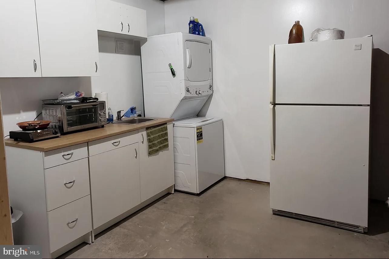 842 Kingsbrook Road Culpeper, VA 22701 - Photo 20 of 24 a kitchen with cabinets and a refrigerator