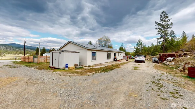 a view of a yard with a tree