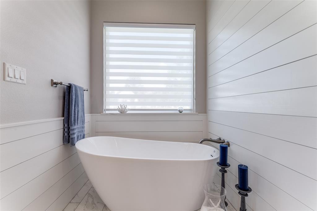 1757 Country Club Road Bowie, TX 76230 - Photo 18 of 40 a bathroom with bathtub and window