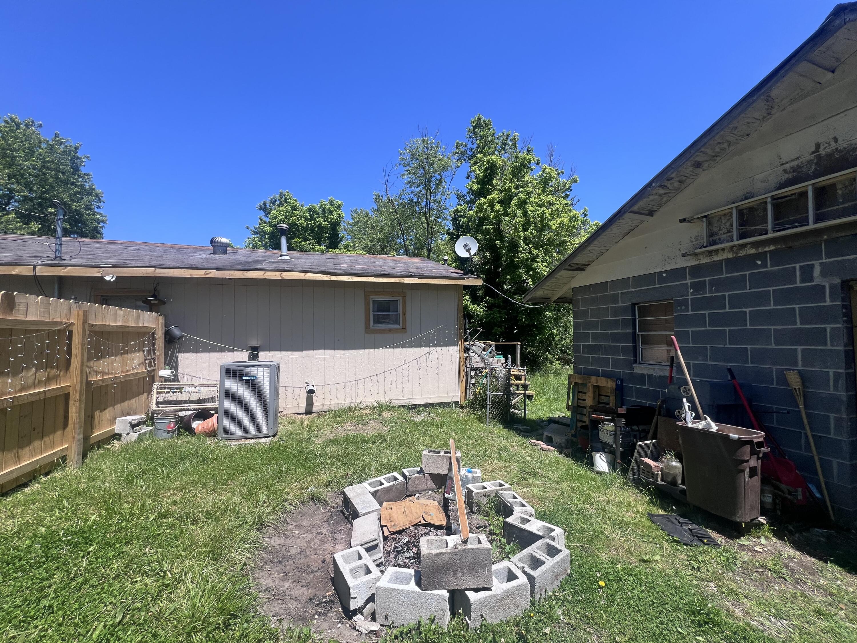 105 Nutwood Road Middlesboro, KY 40965 - Photo 2 of 11 IMG_2339