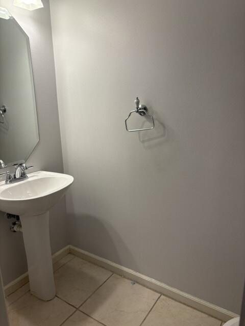 21102 Vía Eden Boca Raton, FL 33433 - Photo 15 of 18 half bathroom
