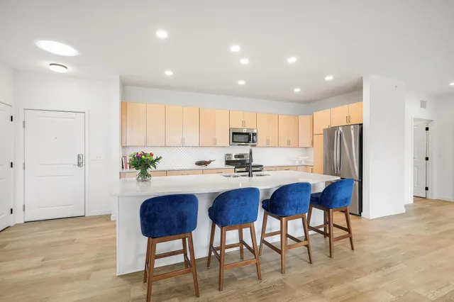 $632,963 | 1948 Wayzata Boulevard, Unit 308, Long Lake, MN 55356