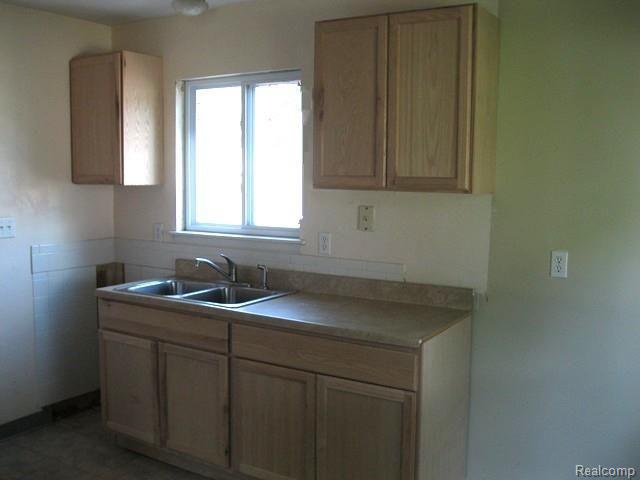14462 Toepfer Road Warren, MI 48089 - Photo 6 of 22 264-006849 KITCHEN (2).jpg