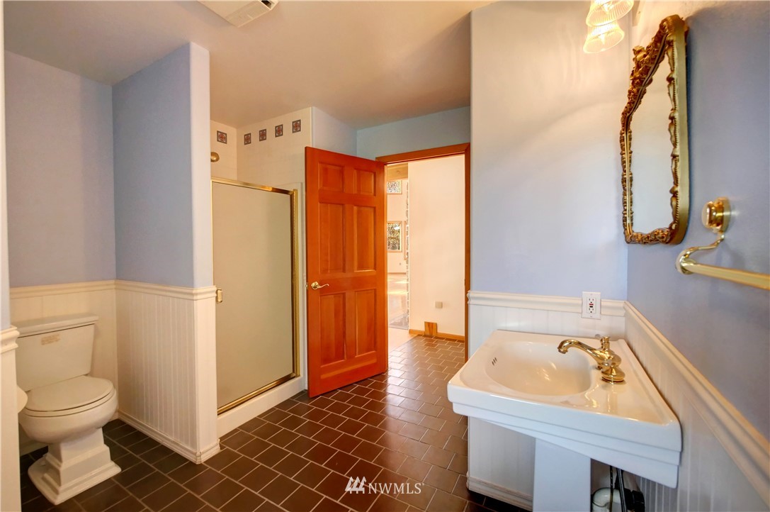 78 Woods Road Omak, WA 98841 - Photo 12 of 40 a bathroom with a sink a toilet and shower