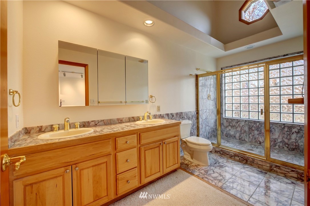 78 Woods Road Omak, WA 98841 - Photo 15 of 40 a bathroom with a double vanity sink toilet and shower