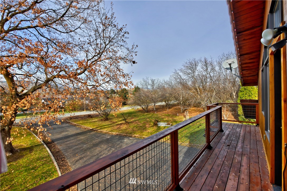 78 Woods Road Omak, WA 98841 - Photo 16 of 40 a view of balcony with wooden floor and fence