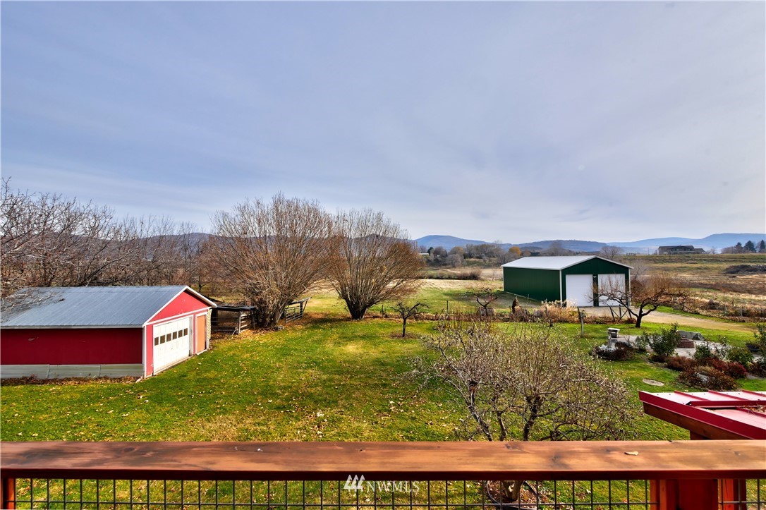 78 Woods Road Omak, WA 98841 - Photo 18 of 40 a view of houses with an outdoor space and lakeside