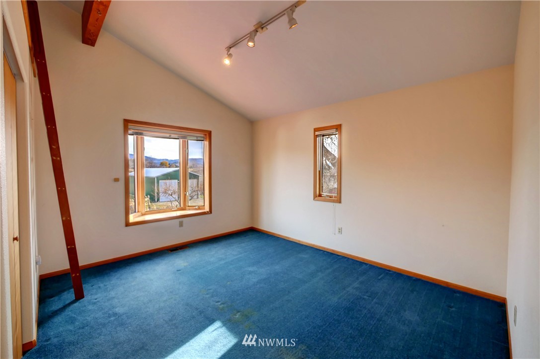 78 Woods Road Omak, WA 98841 - Photo 19 of 40 an empty room with windows