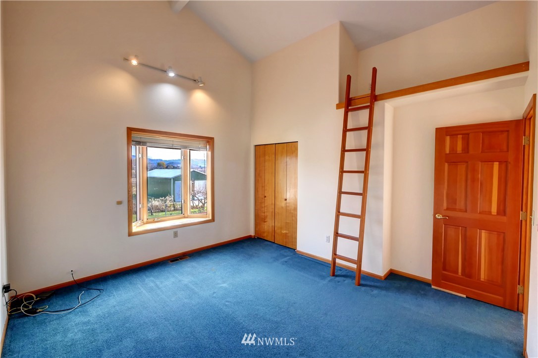 78 Woods Road Omak, WA 98841 - Photo 20 of 40 an empty room with windows and closet
