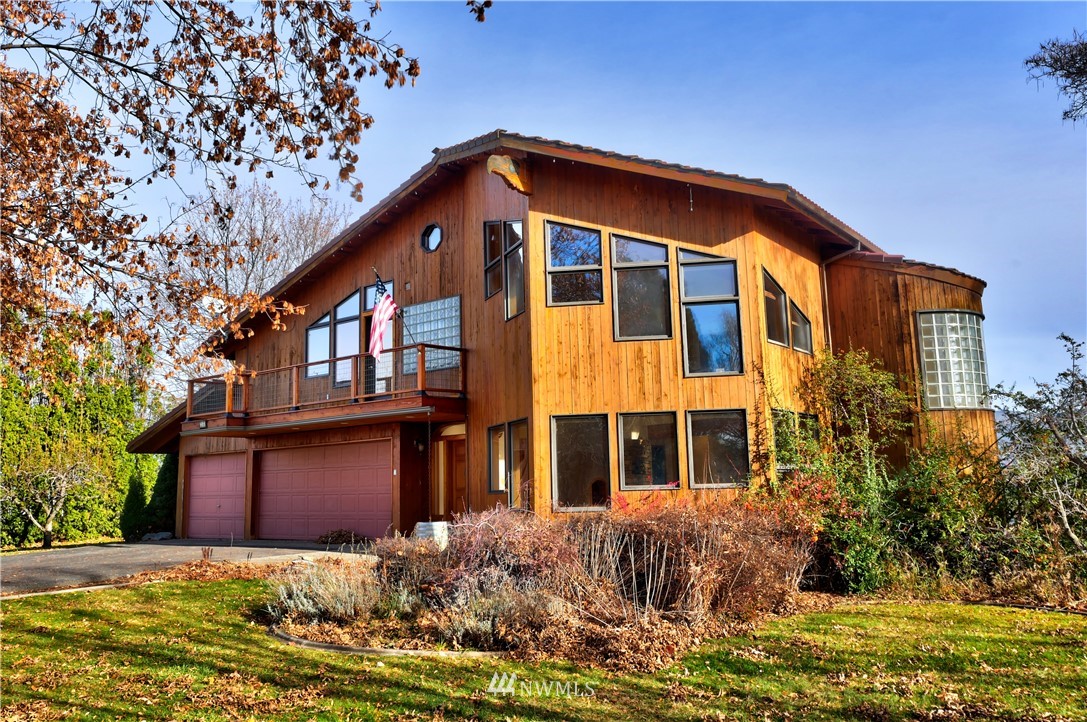 78 Woods Road Omak, WA 98841 - Photo 2 of 40 a front view of a house with a yard