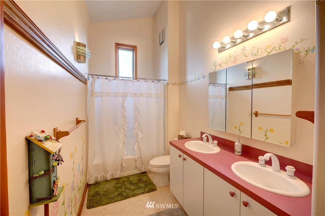 78 Woods Road Omak, WA 98841 - Photo 21 of 40 a bathroom with a double vanity sink toilet mirror and shower
