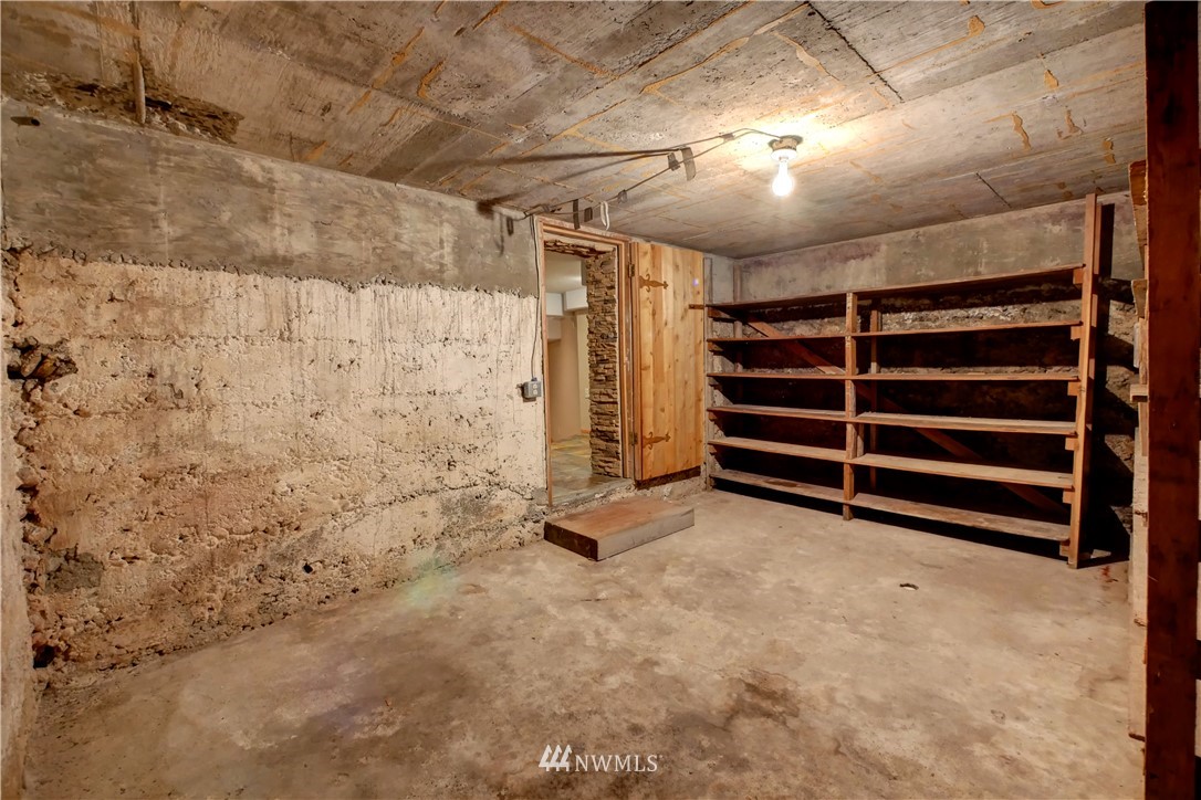 78 Woods Road Omak, WA 98841 - Photo 24 of 40 a view of room with a ceiling fan