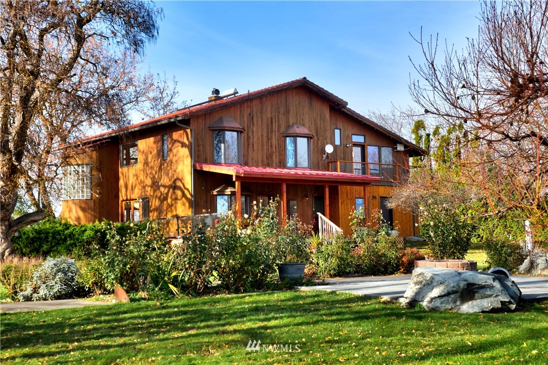 78 Woods Road Omak, WA 98841 - Photo 3 of 40 a front view of a house with a yard