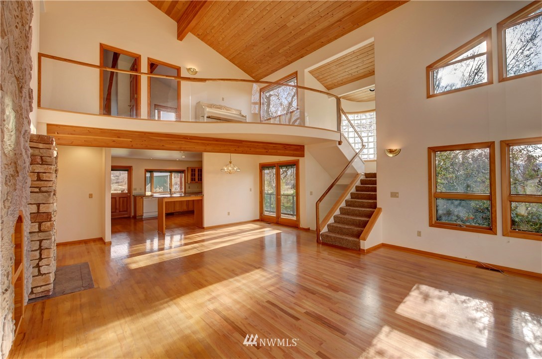 78 Woods Road Omak, WA 98841 - Photo 9 of 40 a view of an entryway with wooden floor and a rug