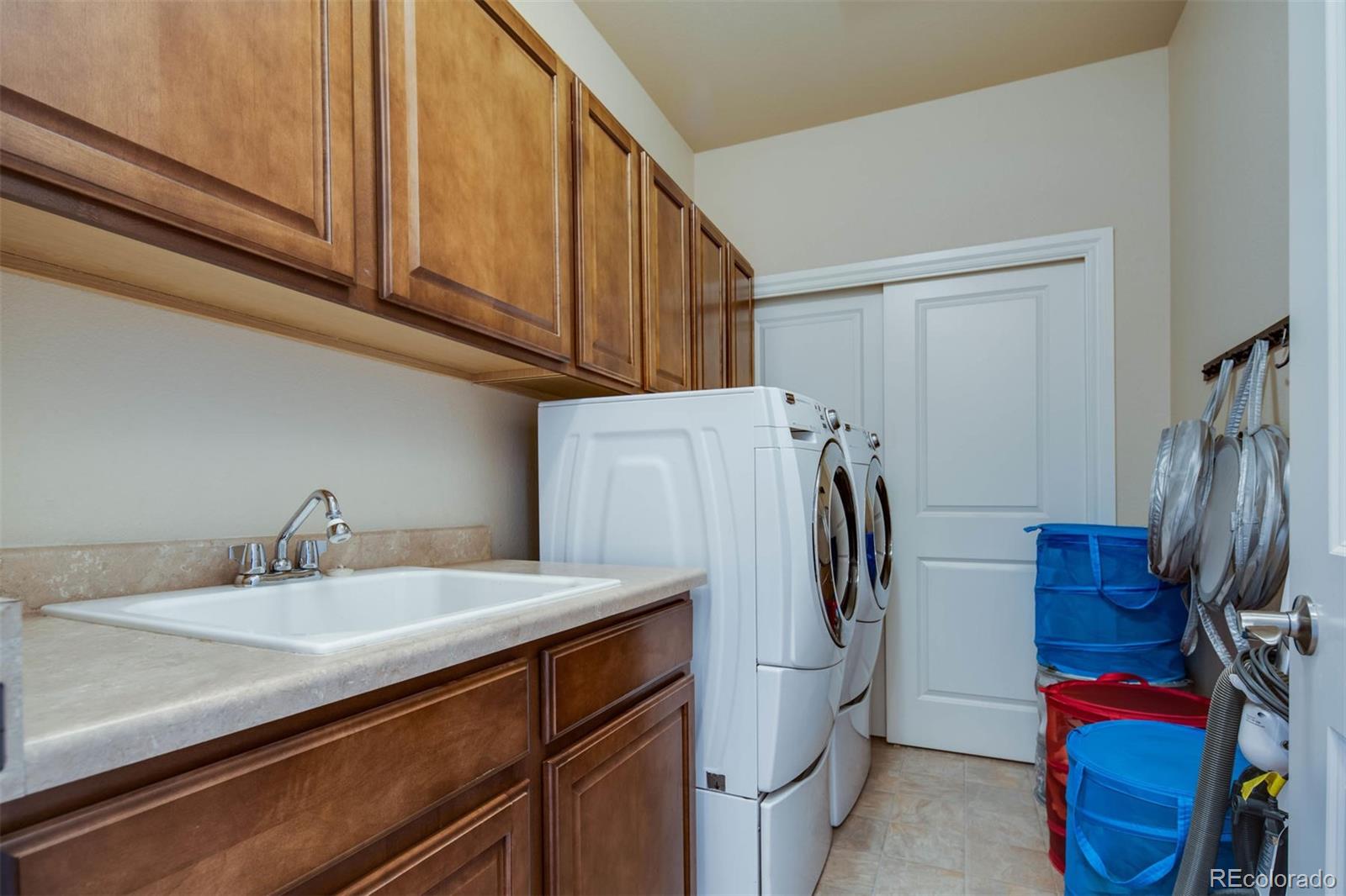 10122 RidgeGate Circle Lone Tree, CO 80124 - Photo 23 of 31 a utility room with dryer and washer