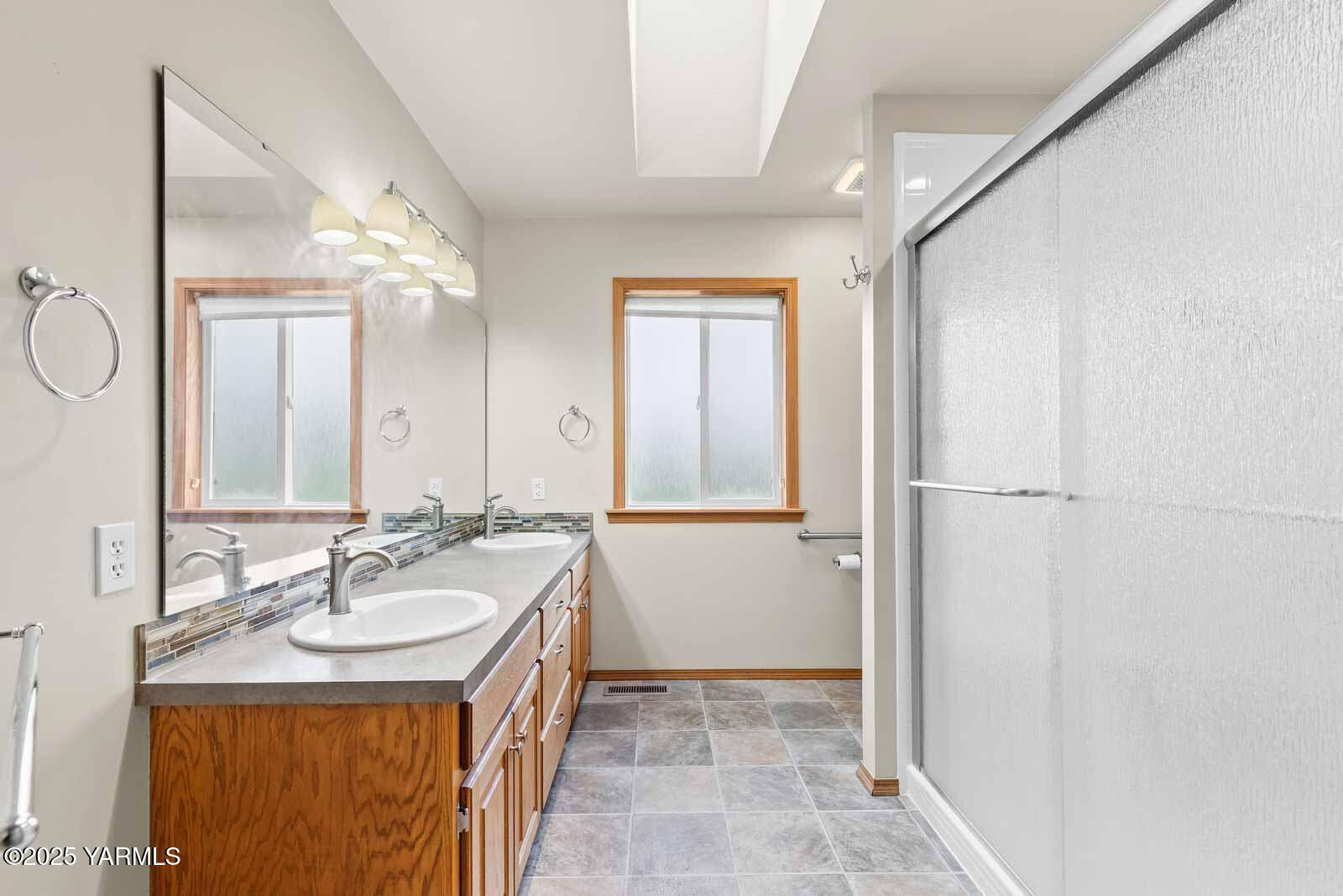 613 South Friedline Road Yakima, WA 98908 - Photo 30 of 54 26. Guest Bathroom