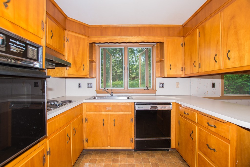 28 Hillcrest Road Medfield, MA 02052 - Photo 2 of 16 Gallery Image 2