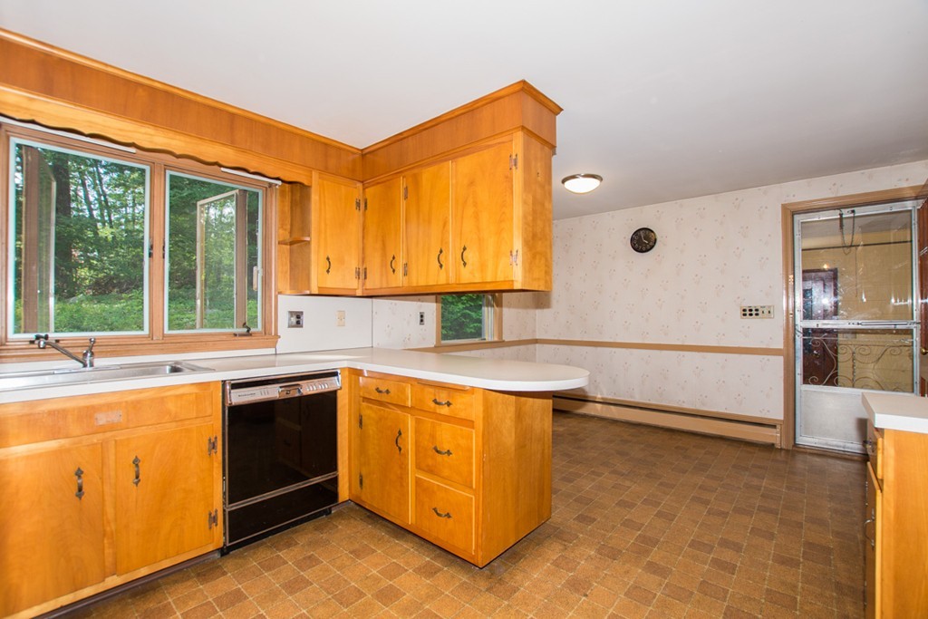 28 Hillcrest Road Medfield, MA 02052 - Photo 3 of 16 Gallery Image 3