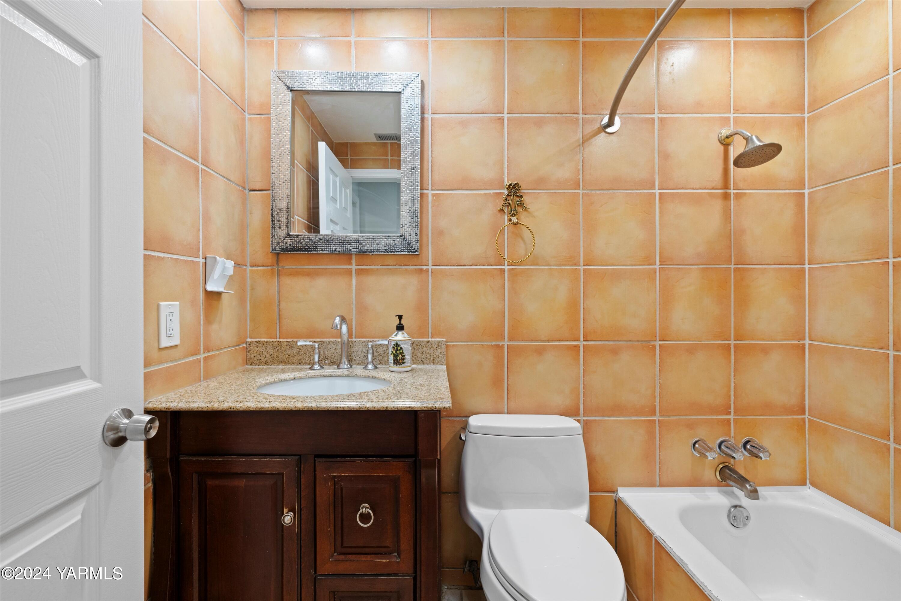 1511 Progressive Road Wapato, WA 98951 - Photo 12 of 36 a bathroom with a sink mirror toilet and bathtub
