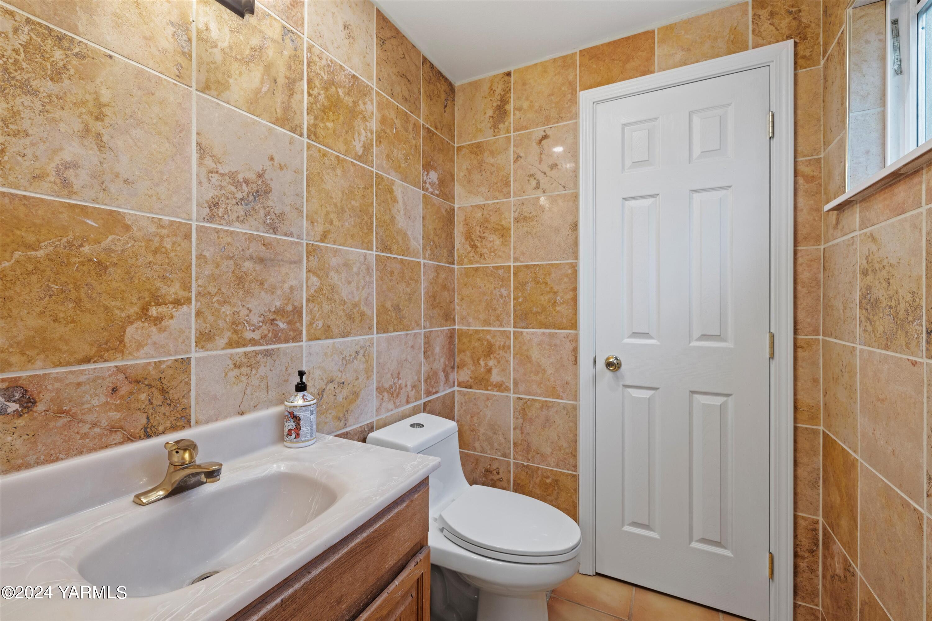 1511 Progressive Road Wapato, WA 98951 - Photo 17 of 36 a bathroom with a sink a toilet and shower