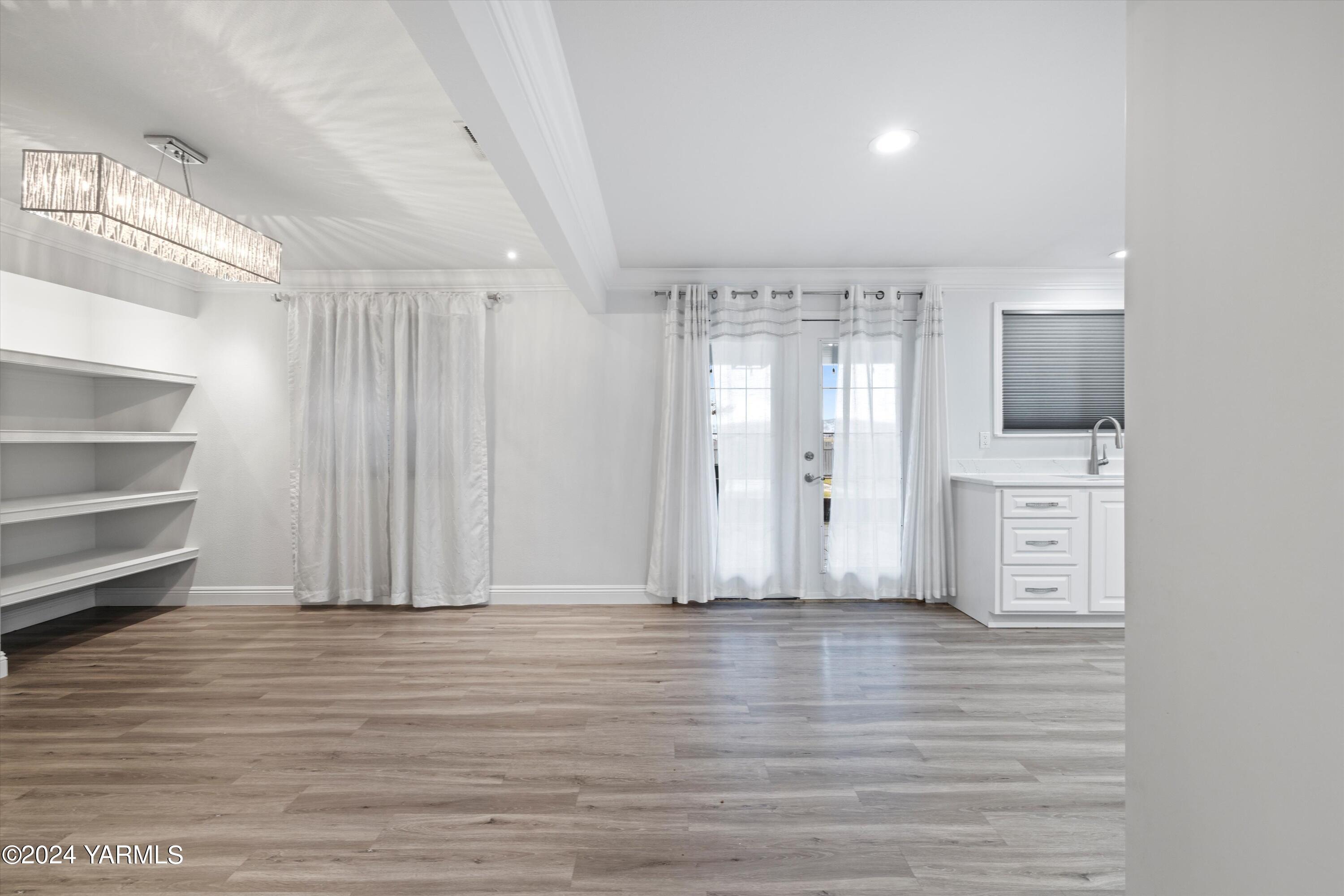 1511 Progressive Road Wapato, WA 98951 - Photo 18 of 36 a view of a livingroom with wooden floor