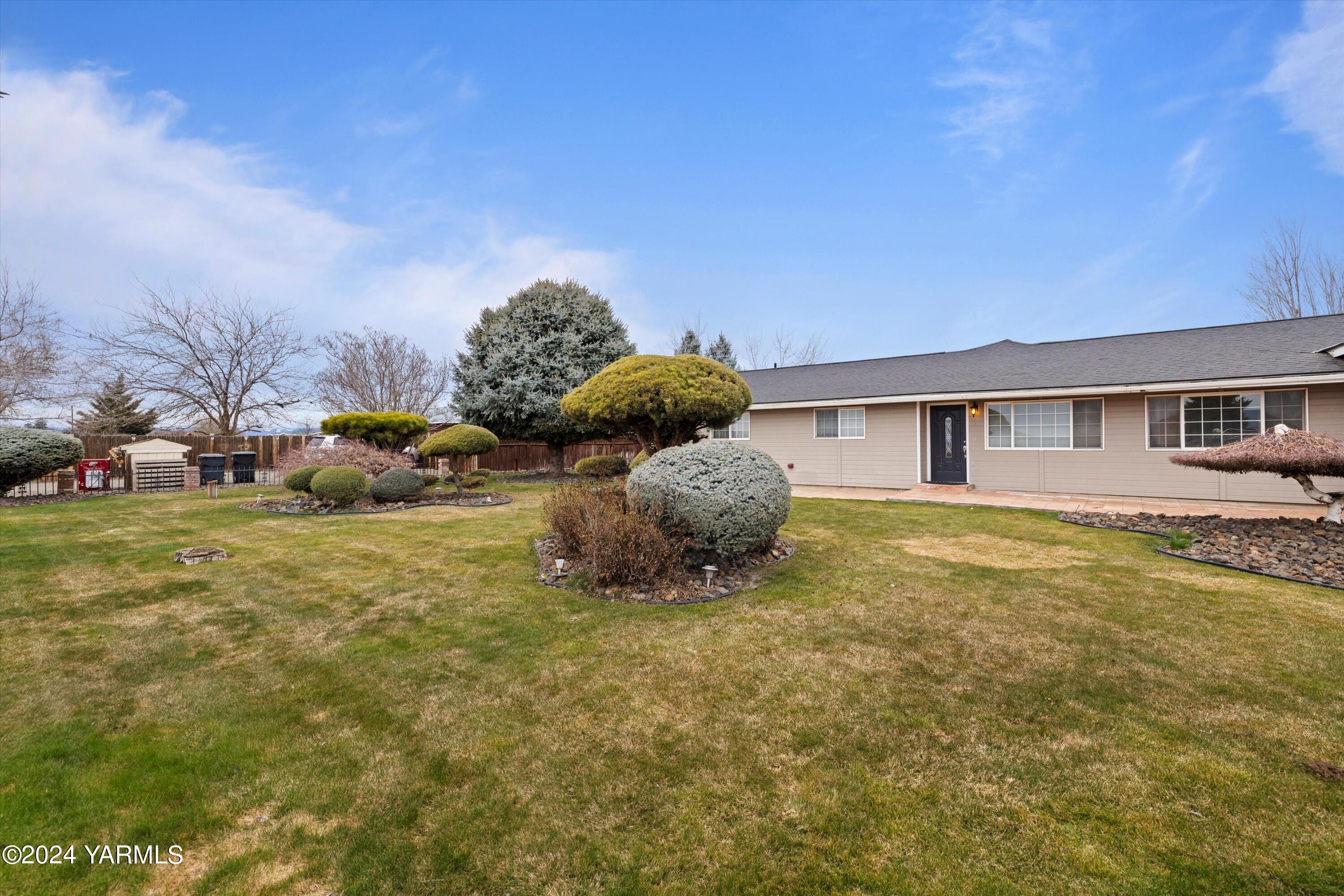 1511 Progressive Road Wapato, WA 98951 - Photo 2 of 36 a backyard of a house with table and chairs