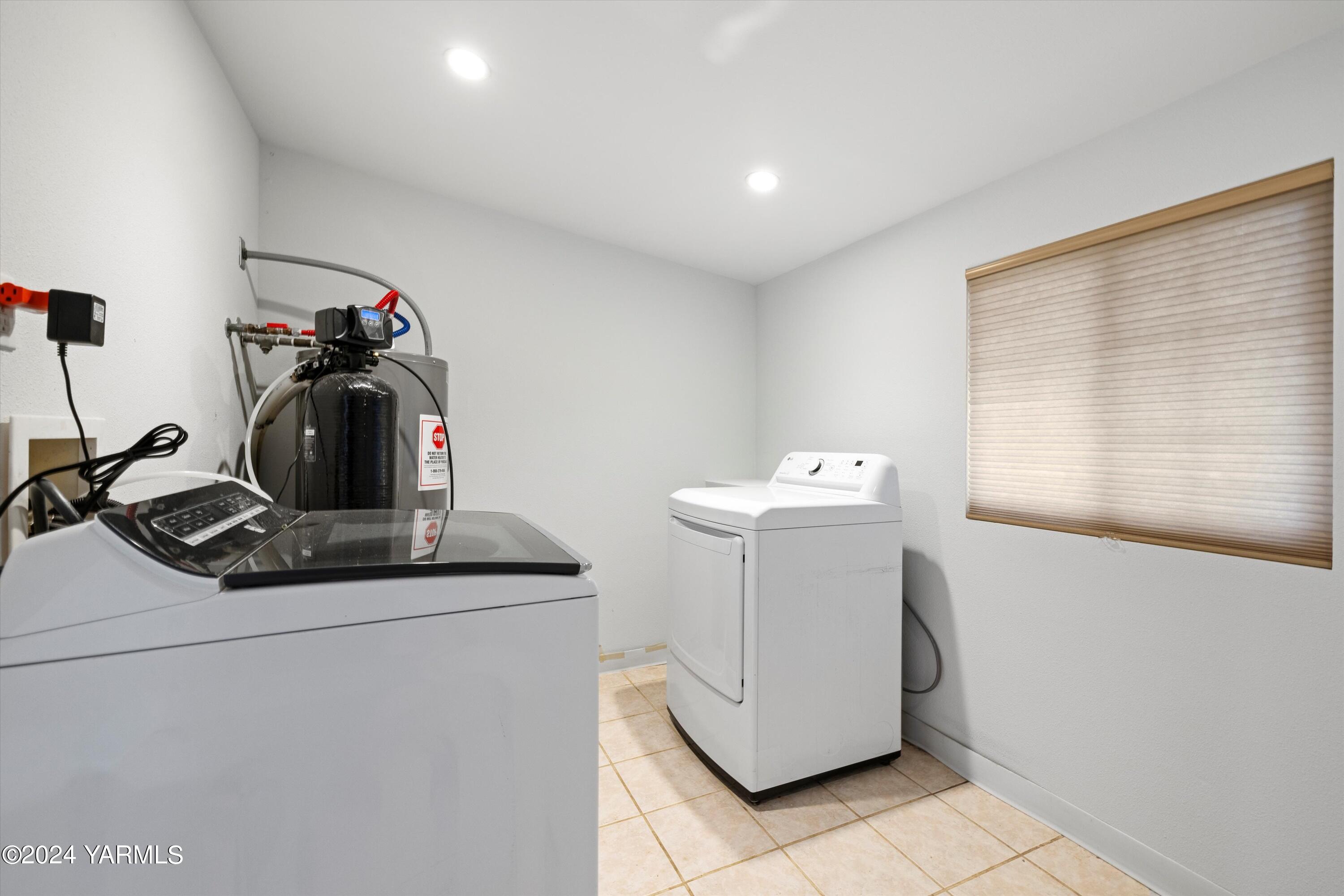 1511 Progressive Road Wapato, WA 98951 - Photo 25 of 36 a utility room with dryer and washer