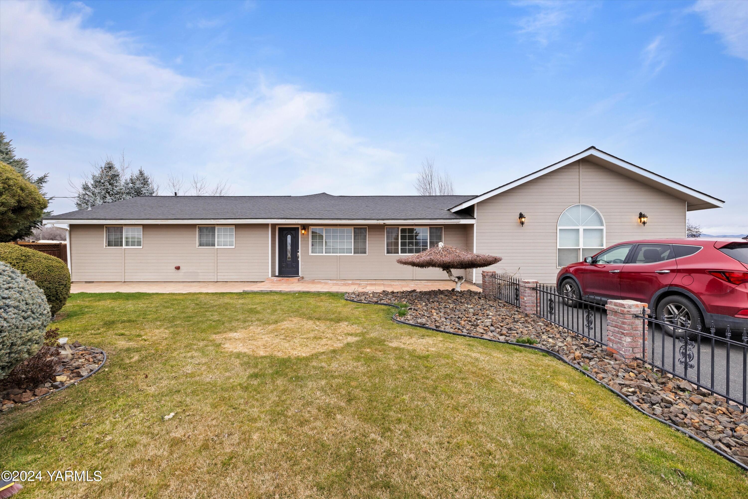 1511 Progressive Road Wapato, WA 98951 - Photo 3 of 36 a view of a house with swimming pool and porch