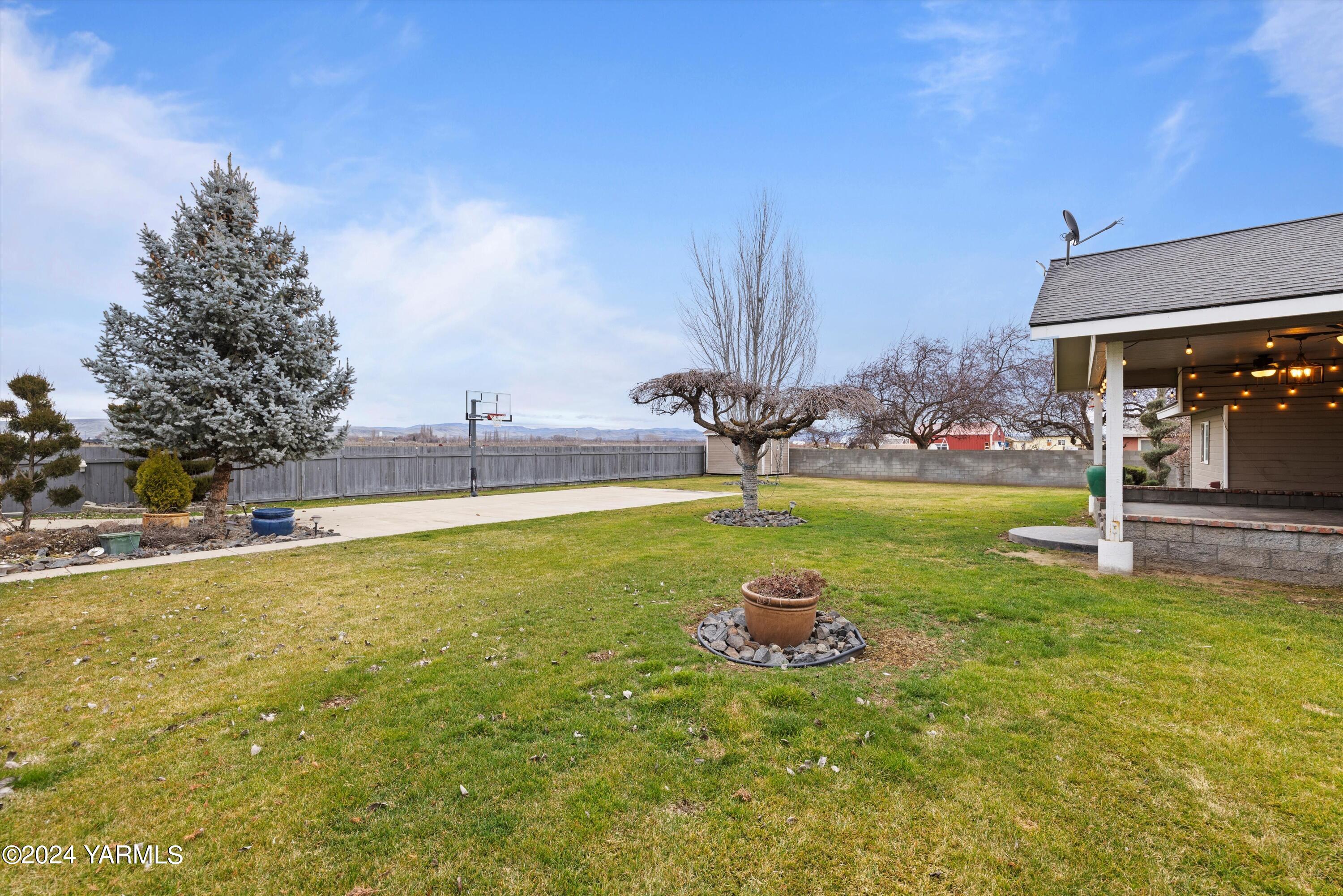 1511 Progressive Road Wapato, WA 98951 - Photo 32 of 36 a swimming pool with outdoor seating and yard