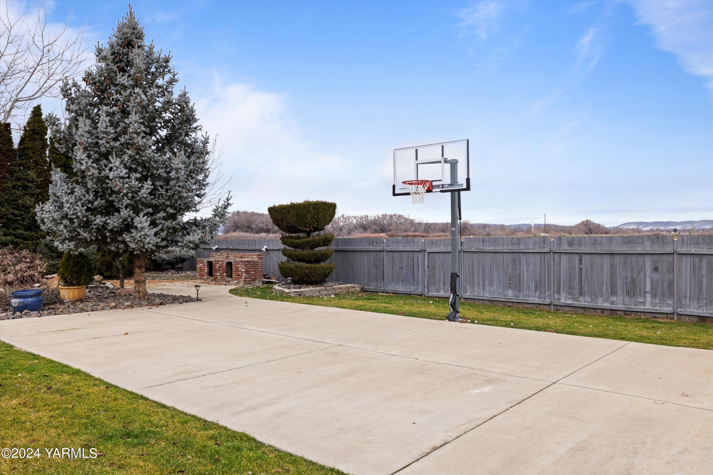 1511 Progressive Road Wapato, WA 98951 - Photo 33 of 36 a view of a backyard