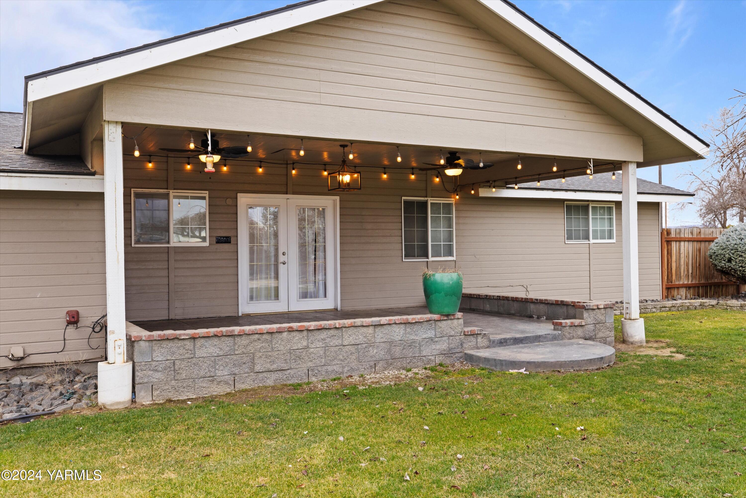 1511 Progressive Road Wapato, WA 98951 - Photo 35 of 36 a backyard of a house with yard and outdoor seating