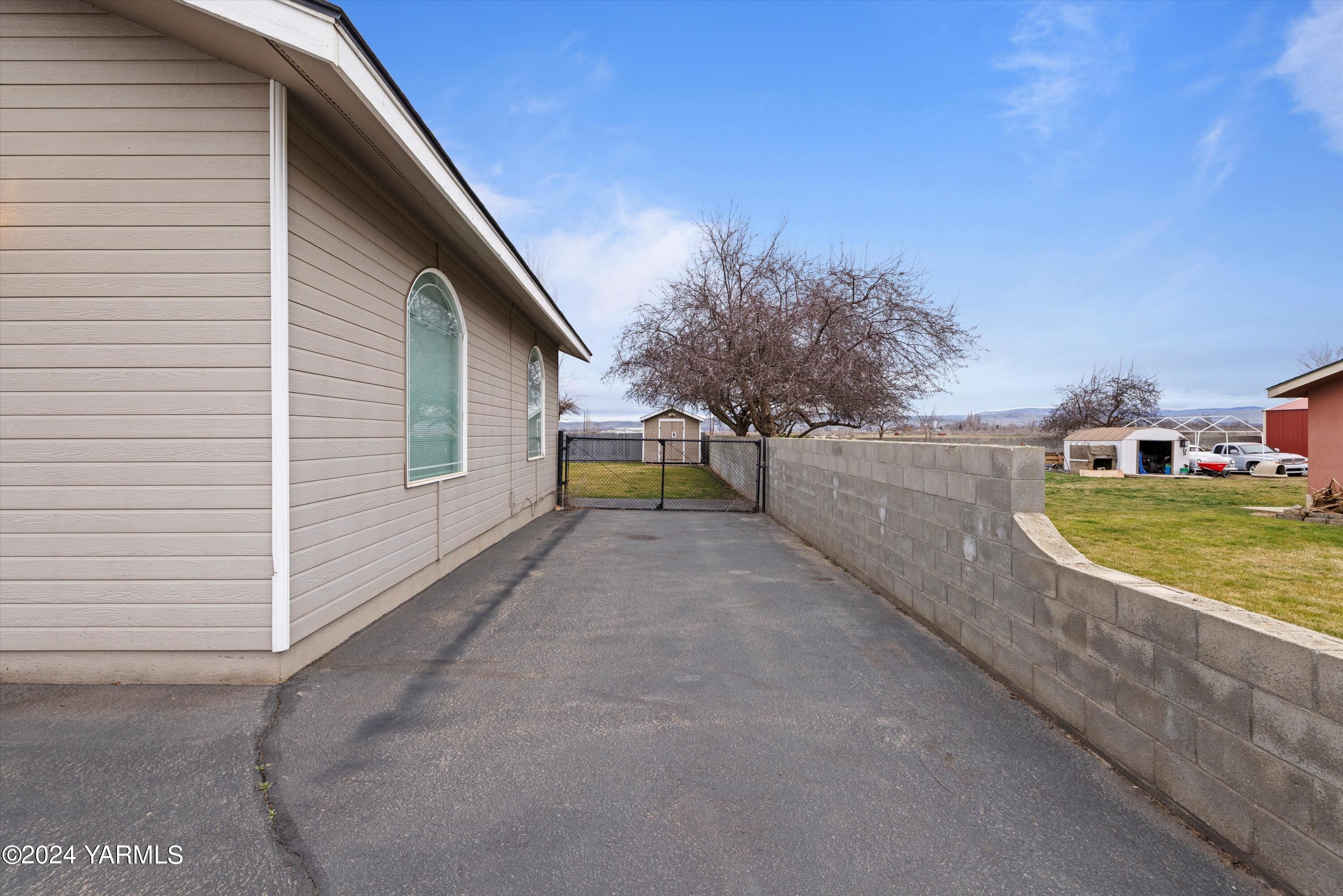 1511 Progressive Road Wapato, WA 98951 - Photo 4 of 36 a view of a terrace with a garden