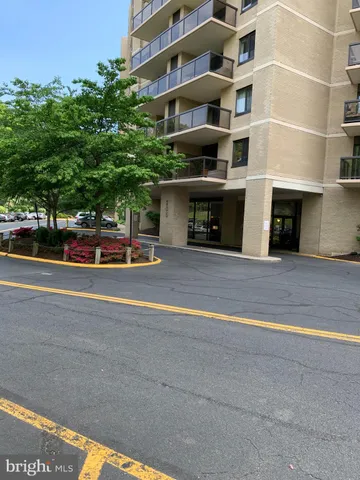 $2,400 | 205 Yoakum Parkway, Unit 1803, Alexandria, VA 22304