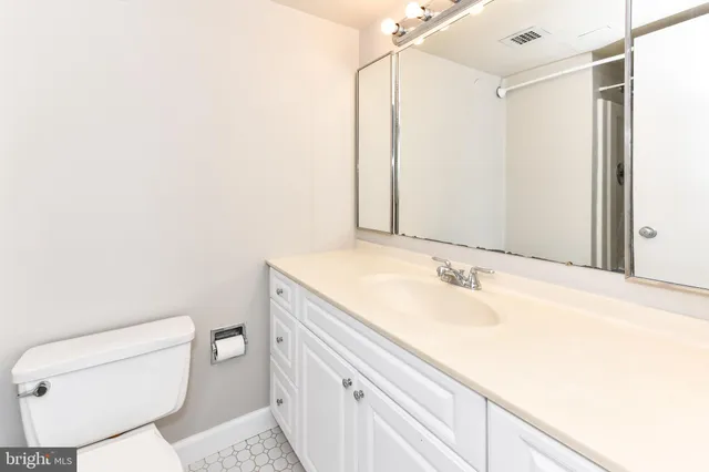 $2,400 | 205 Yoakum Parkway, Unit 1803, Alexandria, VA 22304