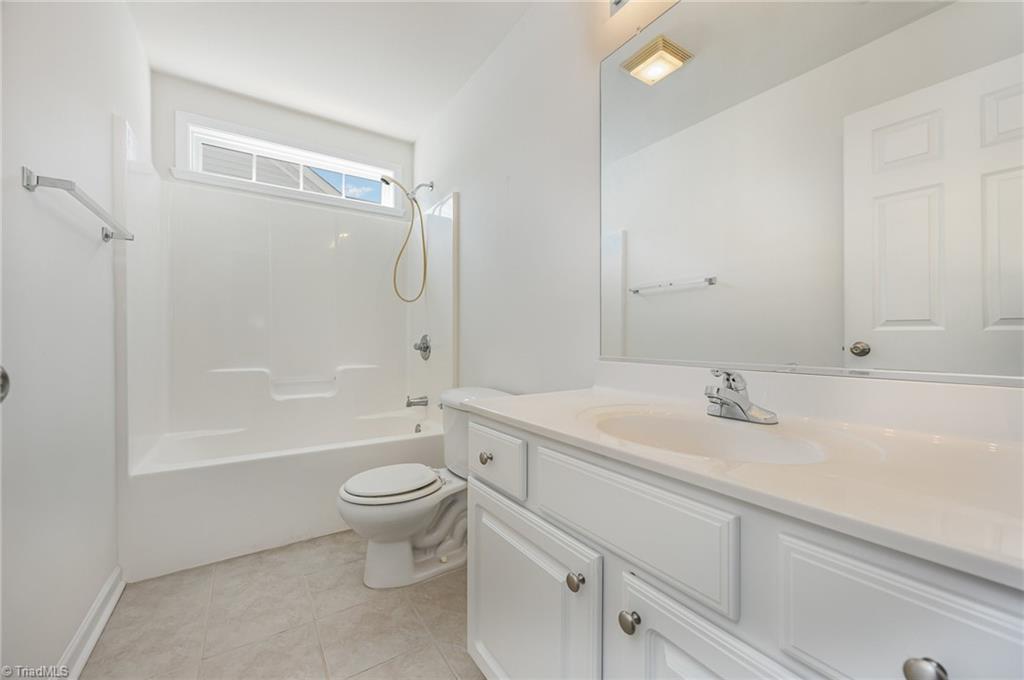 111 Castleton Drive Thomasville, NC 27360 - Photo 18 of 22 Hall bath