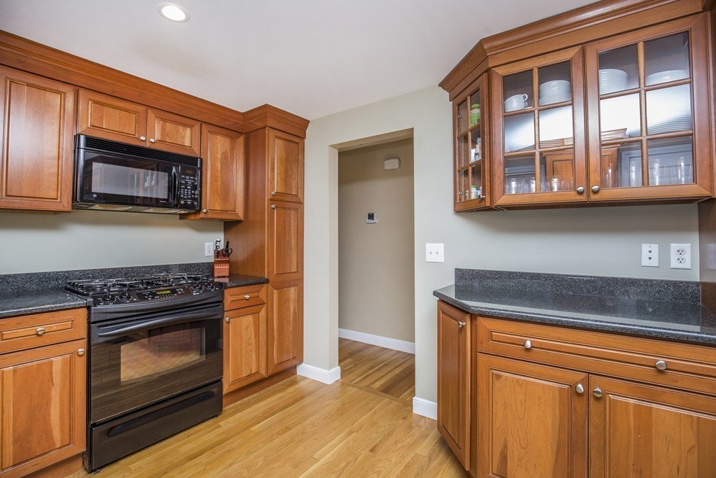 9 Town Line Road Burlington, MA 01803 - Photo 8 of 30