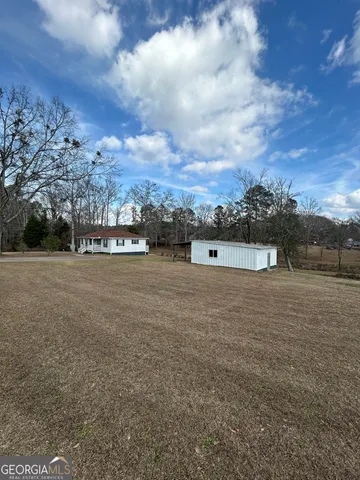 a view of a backyard